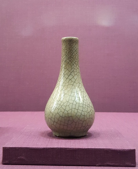 "Gall-bladder-shaped vase with celedon glaze"